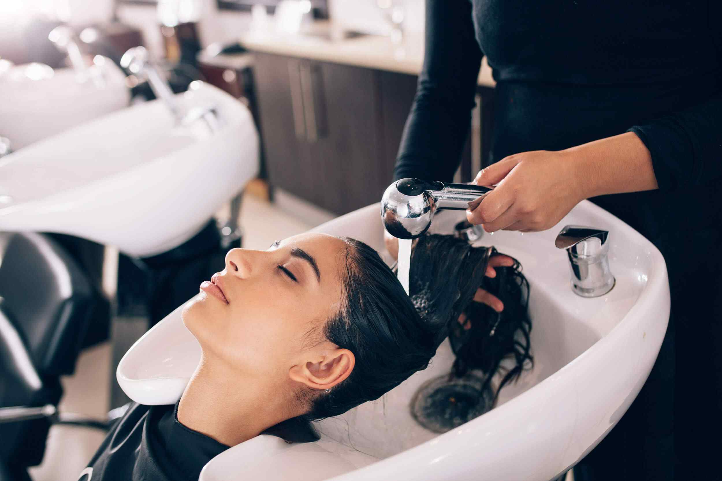 https://senbeauty.com/wp-content/uploads/2018/10/hairdresser-facials.jpg