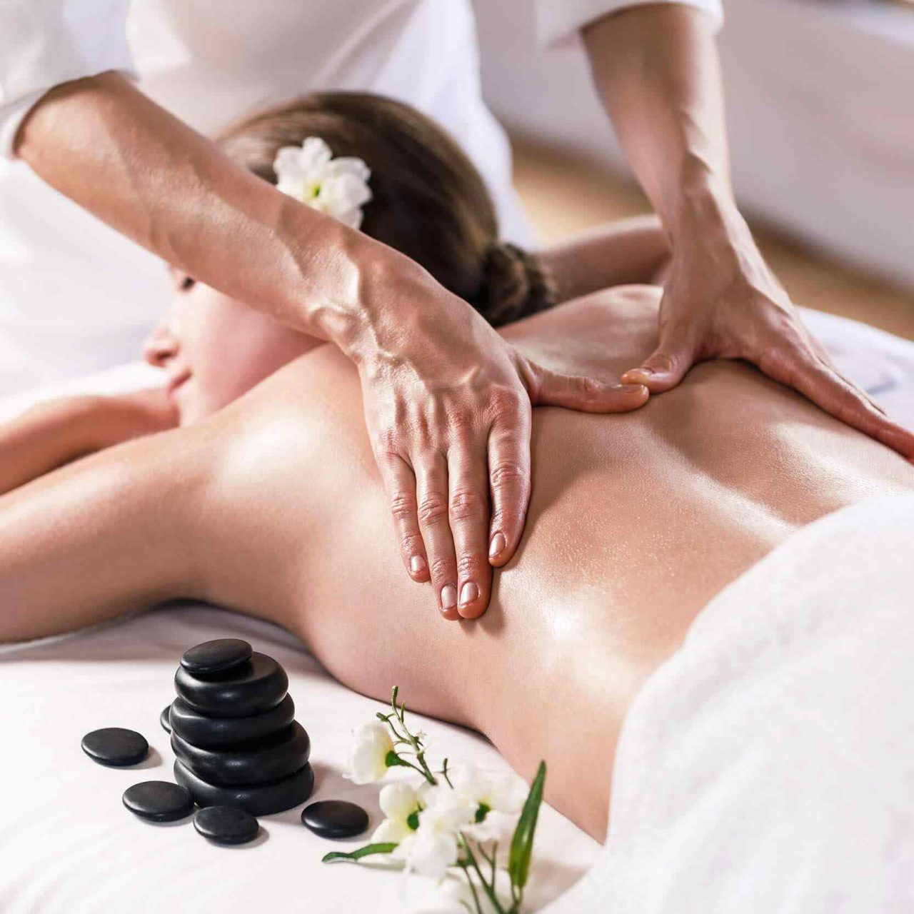 https://senbeauty.com/wp-content/uploads/2018/10/spa-massage-17-1280x1280.jpg