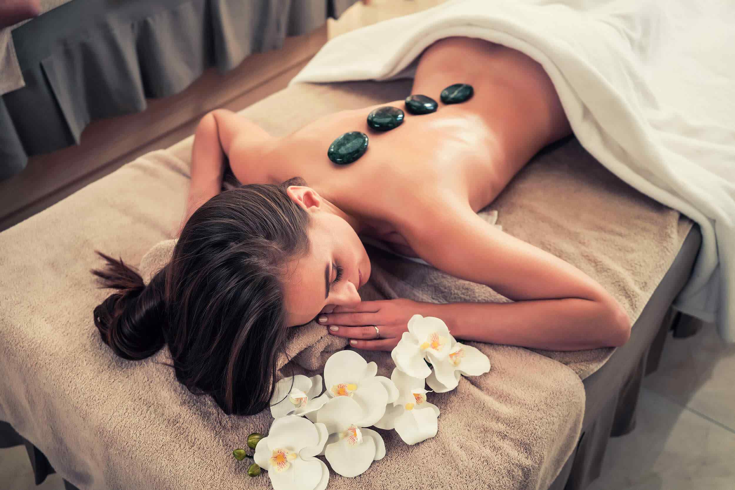 https://senbeauty.com/wp-content/uploads/2018/10/spa-stone-massage-3.jpg